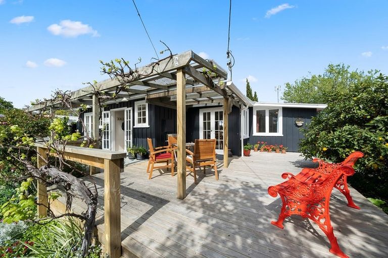 Photo of property in 12a Oxford Street, Martinborough, 5711