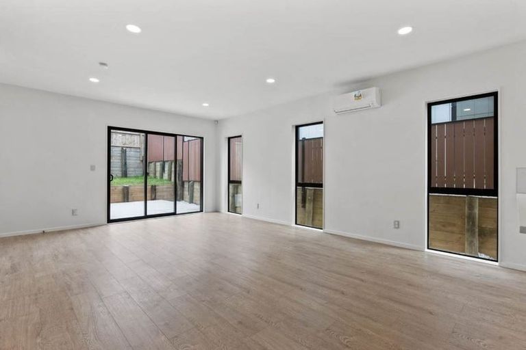 Photo of property in 5a Frontier Lane, Flat Bush, Auckland, 2019