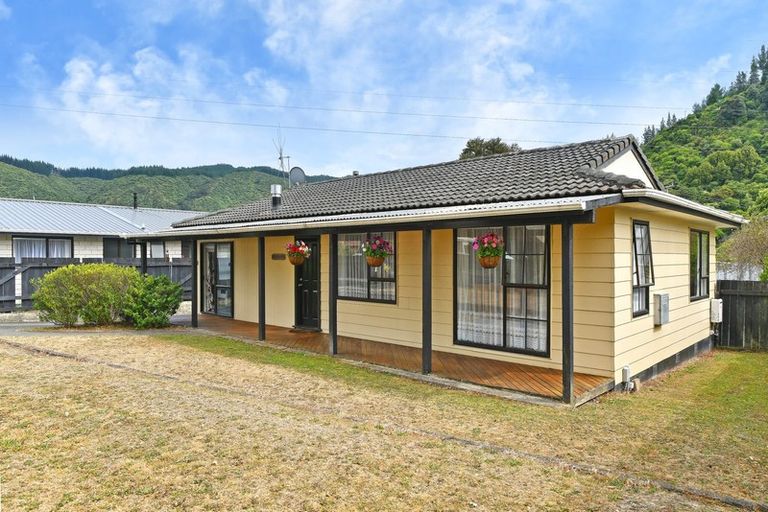 Photo of property in 77 Gemstone Drive, Birchville, Upper Hutt, 5018