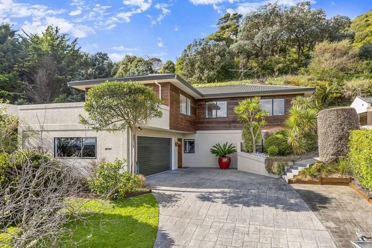 Photo of property in 77 Kakariki Grove, Waikanae, 5036