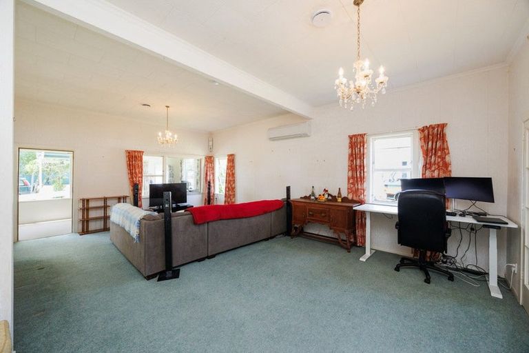 Photo of property in 30 Ngahina Street, Marton, 4710