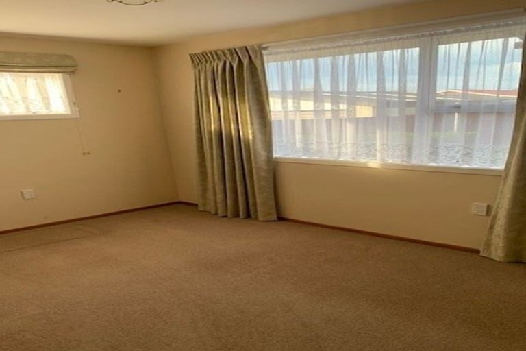 Photo of property in 17 Davidson Crescent, Hornby, Christchurch, 8042