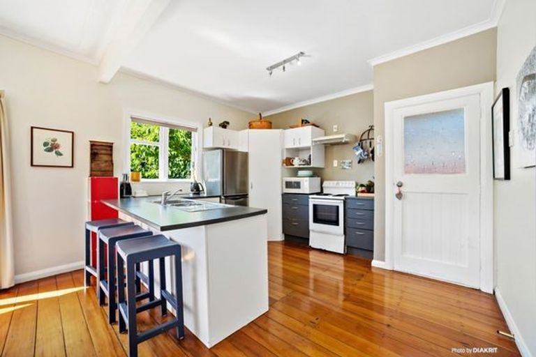 Photo of property in 22 Ranui Crescent, Khandallah, Wellington, 6035