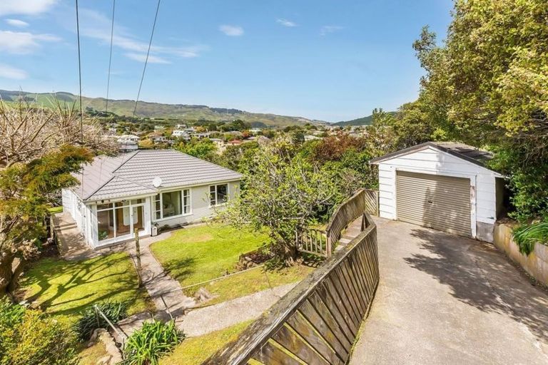 Photo of property in 7 Tainui Terrace, Tawa, Wellington, 5028