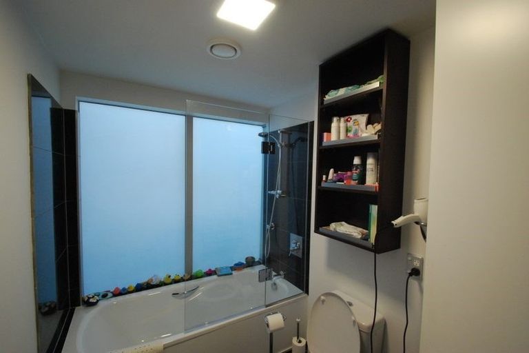 Photo of property in Aqua, 13/74 Oriental Parade, Oriental Bay, Wellington, 6011