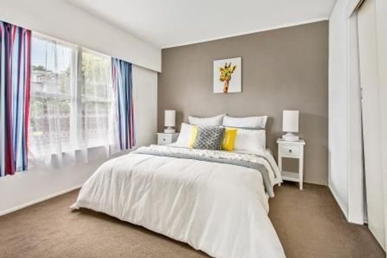 Photo of property in 2/13 Wykeham Place, Glenfield, Auckland, 0629