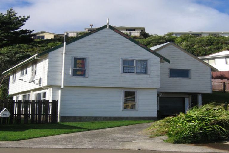 Photo of property in 66 Colchester Crescent, Newlands, Wellington, 6037