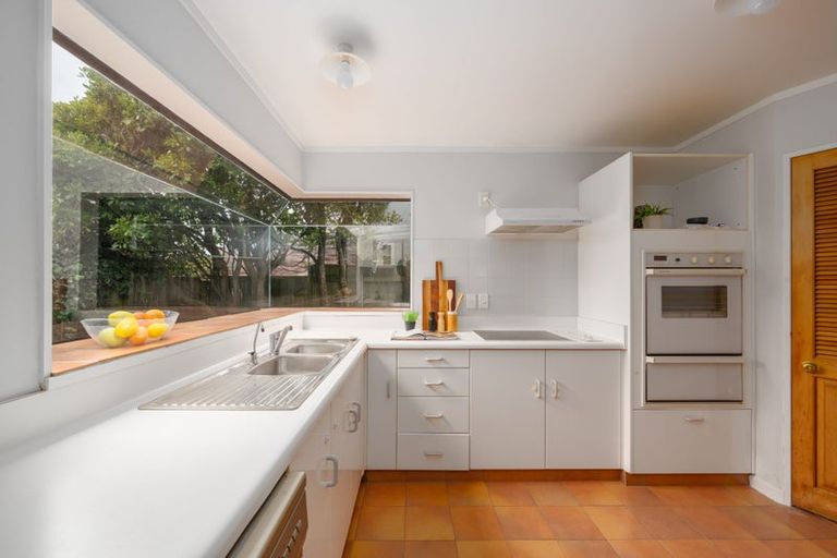 Photo of property in 6 Ellwood Place, Churton Park, Wellington, 6037