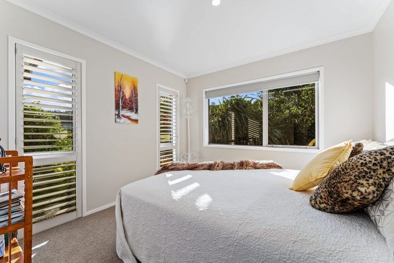 Photo of property in 21 Laguna Place, Matakatia, Whangaparaoa, 0930