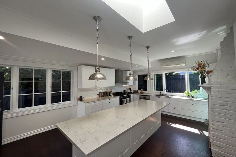 Photo of property in 24 Alfred Street, Northcote Point, Auckland, 0627