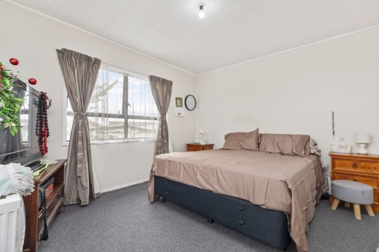Photo of property in 2/5 Pureora Place, Clendon Park, Auckland, 2103