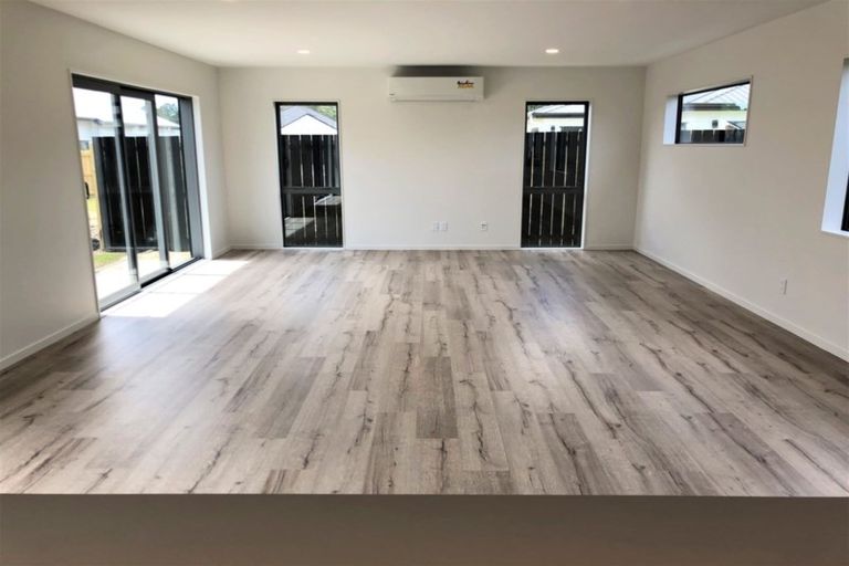 Photo of property in 39 Lumbarda Drive, Kumeu, 0810