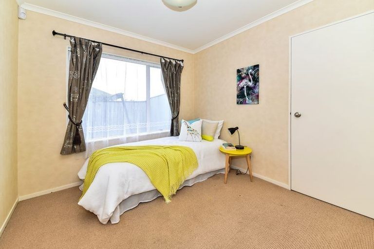 Photo of property in 32 Sandwick Drive, Weymouth, Auckland, 2103