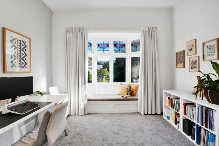 Photo of property in 18 Ridge Lane, New Plymouth, 4310