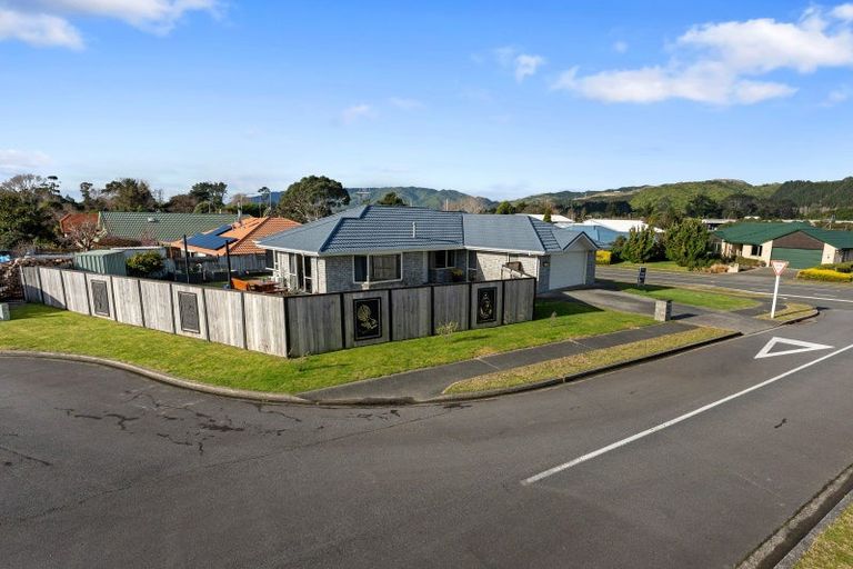 Photo of property in 28 Realm Drive, Paraparaumu, 5032
