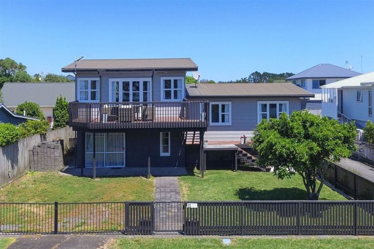 Photo of property in 11 Crispe Road, Clarks Beach, 2122