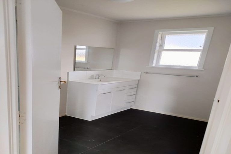 Photo of property in 222 Te Atatu Road, Te Atatu South, Auckland, 0610