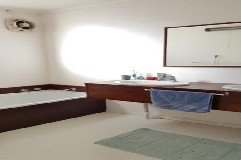 Photo of property in 20 Quigley Street, Newlands, Wellington, 6037