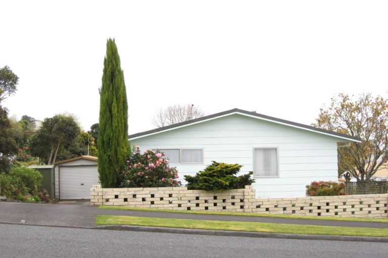 Photo of property in 35 Riversdale Drive, Merrilands, New Plymouth, 4312