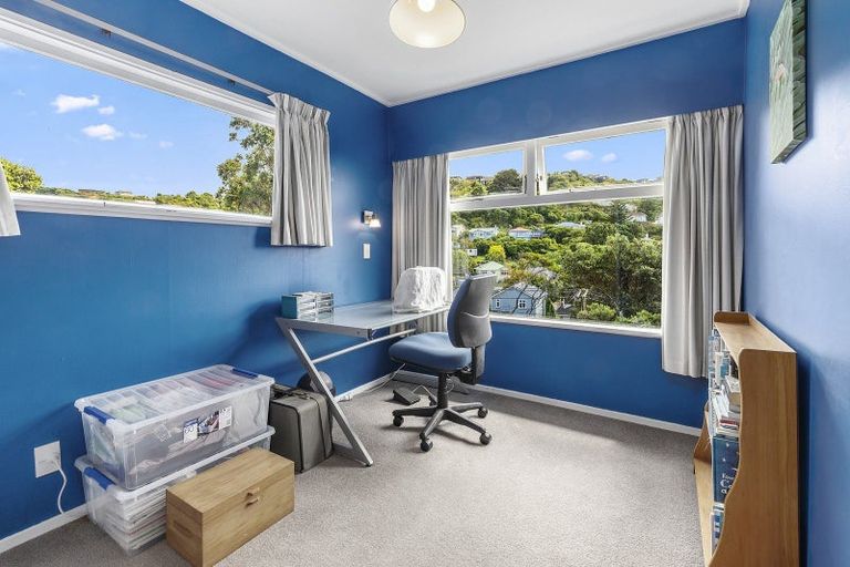 Photo of property in 5 Kellsmere Crescent, Island Bay, Wellington, 6023