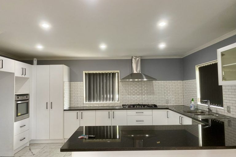 Photo of property in 10 Millcroft Lane, Ranui, Auckland, 0612