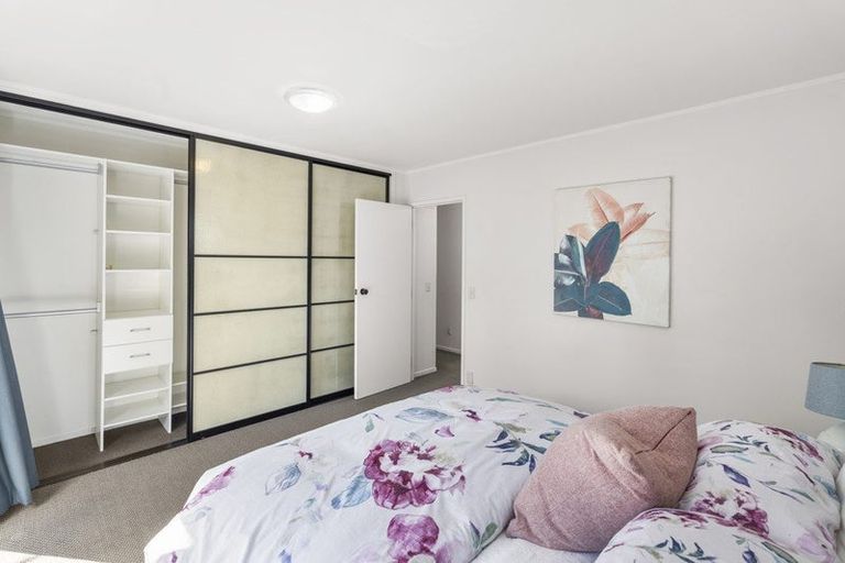 Photo of property in 2/5 Hanlon Crescent, Narrow Neck, Auckland, 0624