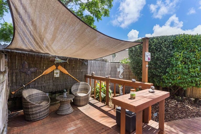 Photo of property in 28 Scarlet Oak Drive, Schnapper Rock, Auckland, 0632