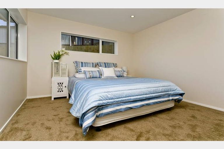 Photo of property in 8a Rosalind Road, Glenfield, Auckland, 0629