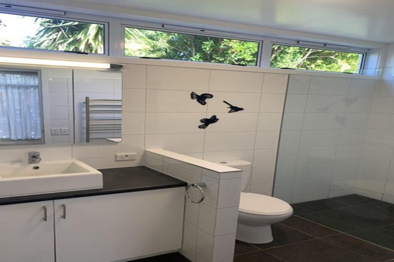 Photo of property in 2 Christensen Place, Forrest Hill, Auckland, 0620