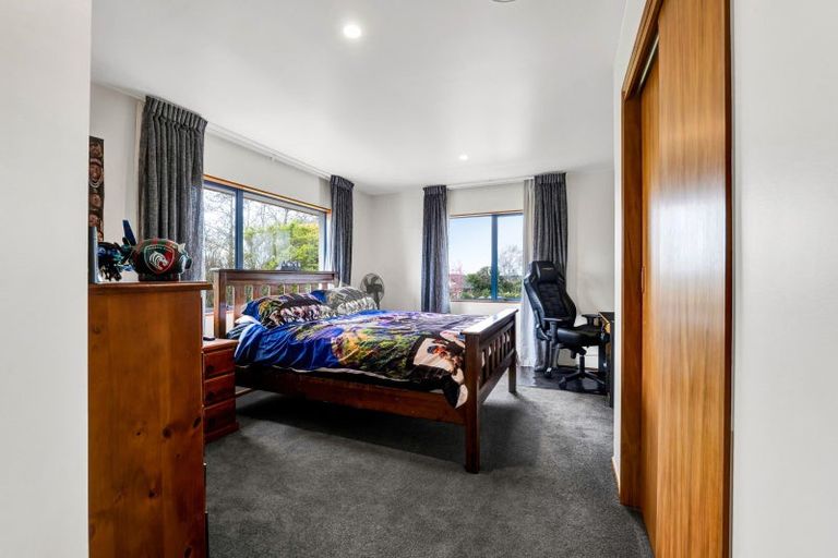 Photo of property in 8 Taylor Place, Merrilands, New Plymouth, 4312