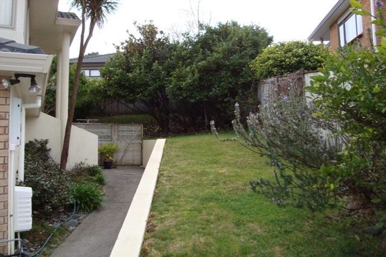 Photo of property in 35 Calypso Way, Unsworth Heights, Auckland, 0632