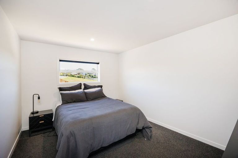 Photo of property in 37 Vaucluse Heights, Fitzherbert, Palmerston North, 4410