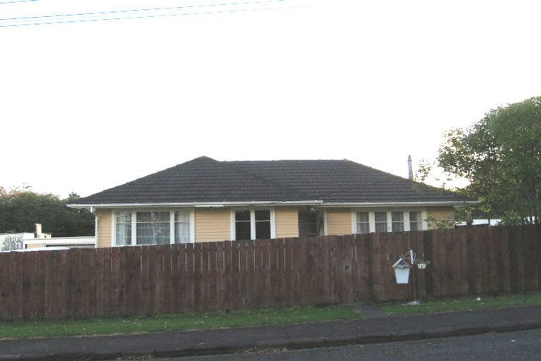 Photo of property in 1 Cornwall Street, Te Atatu South, Auckland, 0610