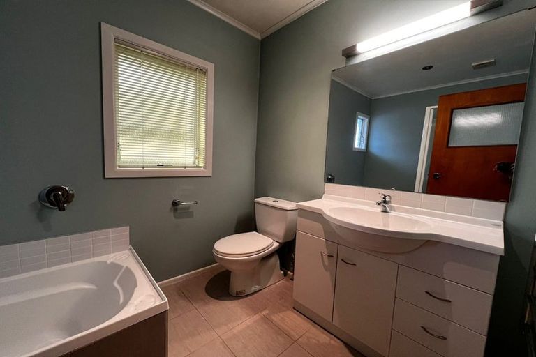 Photo of property in 33 Durham Street, Te Atatu Peninsula, Auckland, 0610