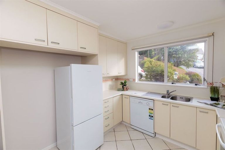 Photo of property in 34 Glanmire Road, Newlands, Wellington, 6037