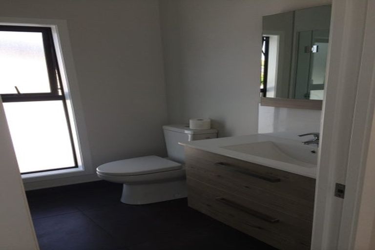 Photo of property in 12 Atlantis Place, Totara Vale, Auckland, 0629