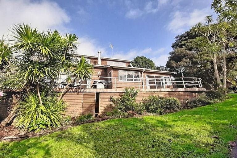 Photo of property in 14 La Roche Place, Northcote, Auckland, 0627