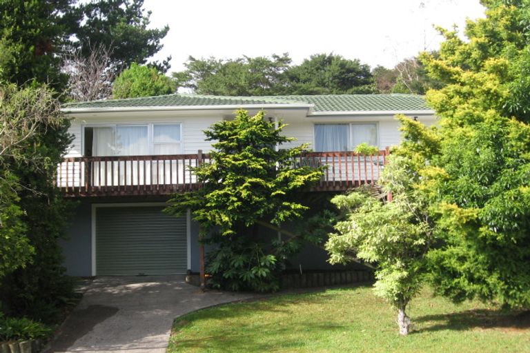 Photo of property in 32 Staincross Street, Green Bay, Auckland, 0604