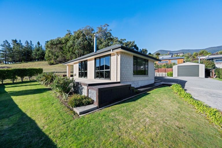 Photo of property in 10 Pukeko Place, Picton, 7220