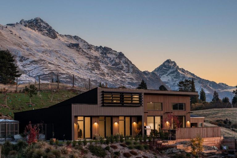 Photo of property in 11 Red Deer Rise, Kelvin Heights, Queenstown, 9300