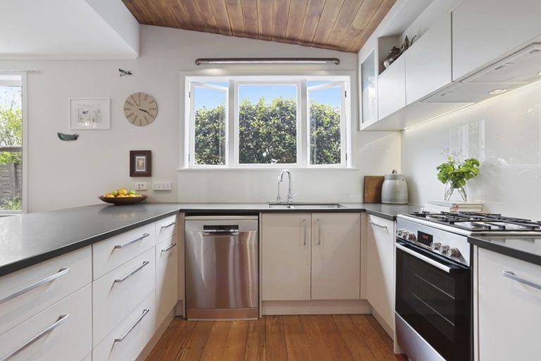 Photo of property in 116 Mokoia Road, Chatswood, Auckland, 0626