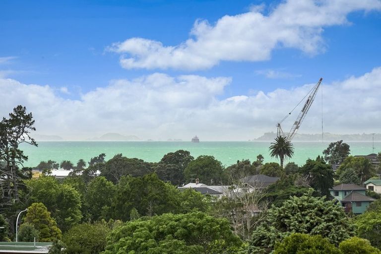 Photo of property in 14 King Richard Place, Browns Bay, Auckland, 0630