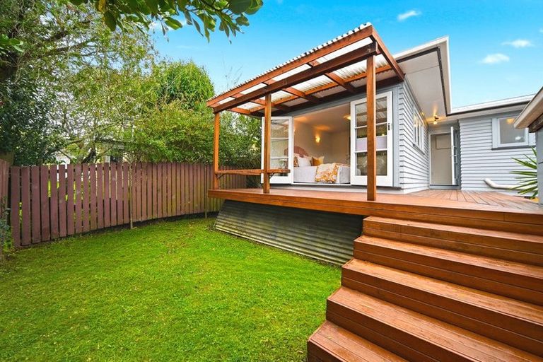 Photo of property in 102 Taikata Road, Te Atatu Peninsula, Auckland, 0610