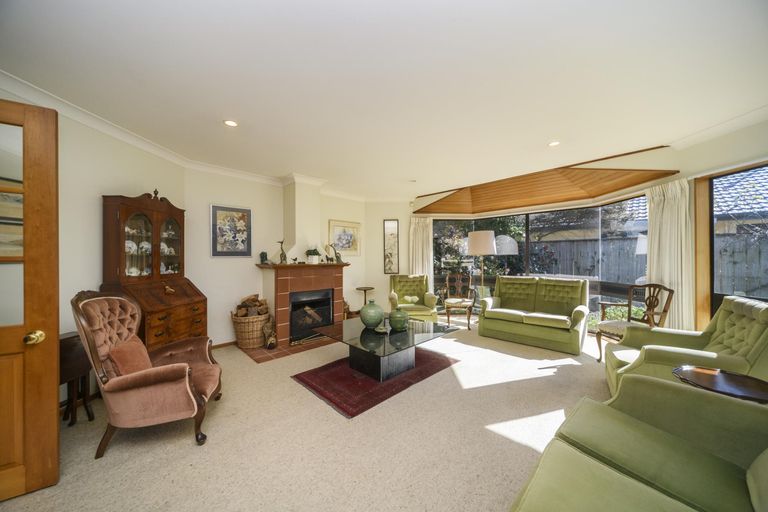 Photo of property in 16 Durham Crescent, Palmerston North, 4414