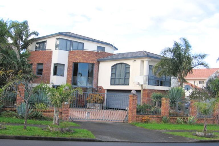 Photo of property in 18 Ribbonwood Crescent, Goodwood Heights, Auckland, 2105
