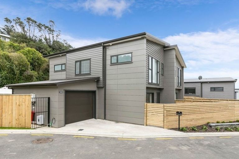 Photo of property in 15 Brindle Way, Newlands, Wellington, 6037