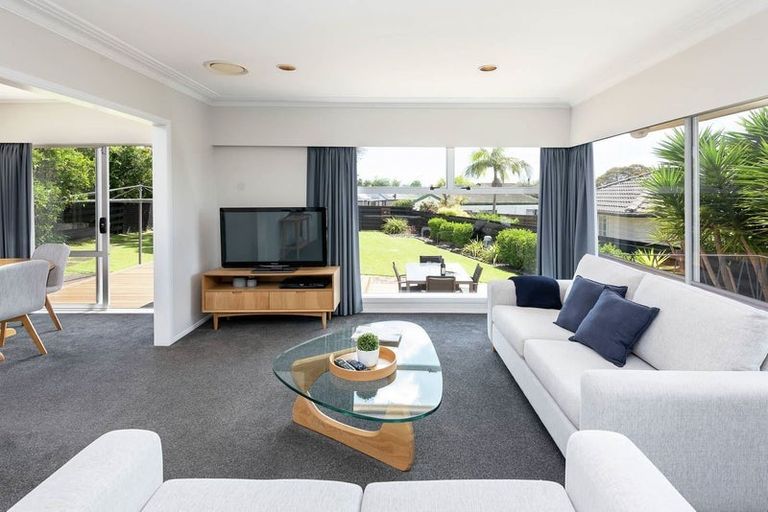 Photo of property in 11 Towra Place, Botany Downs, Auckland, 2010