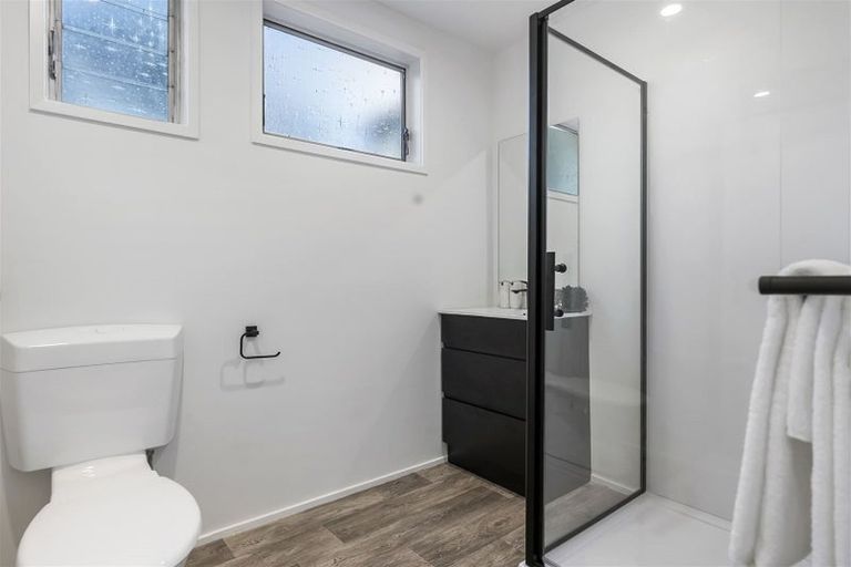 Photo of property in 2/307 Wairau Road, Totara Vale, Auckland, 0627