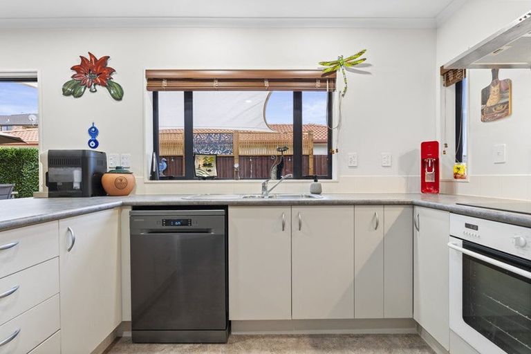 Photo of property in 44 Chesterfield Way, Orewa, 0931