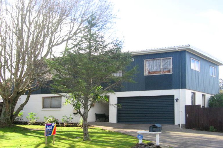Photo of property in 2 Anich Road, Massey, Auckland, 0614